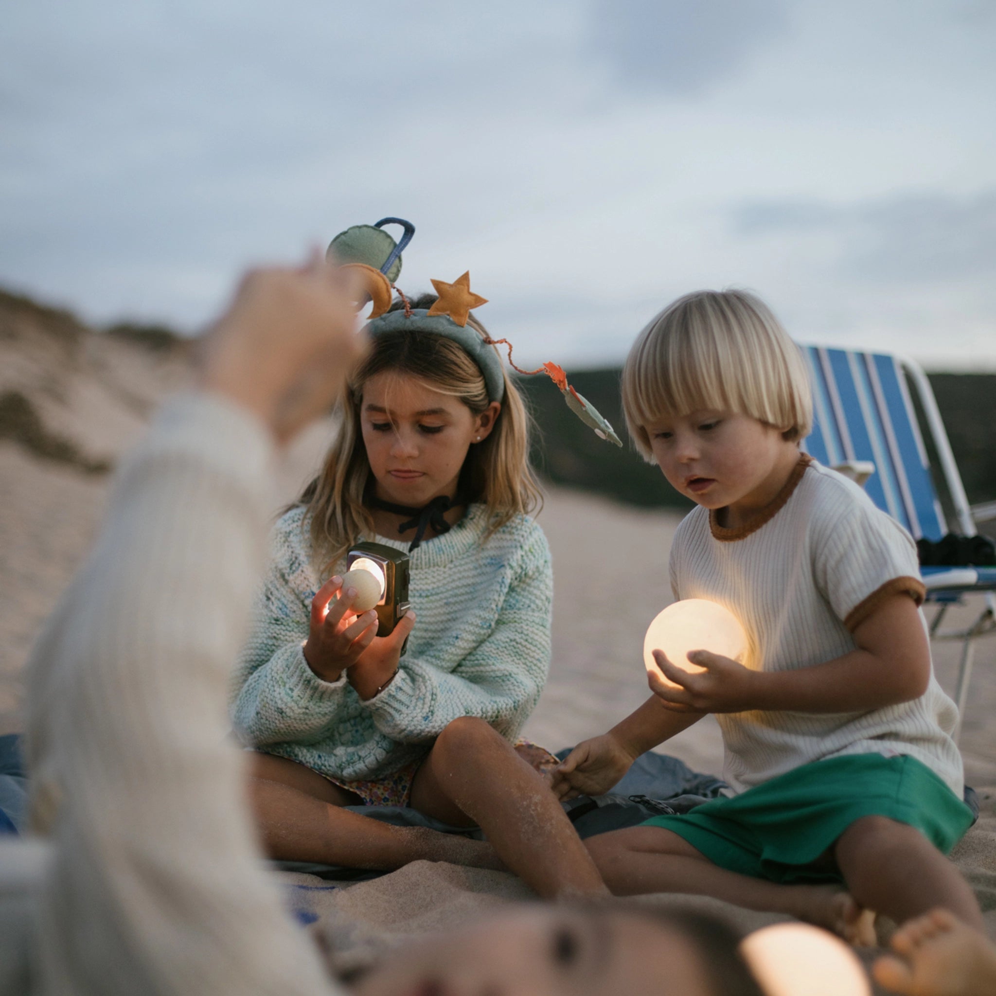 Freies Spiel: Dear Universe – Kinder spielen am Strand mit handgefertigten, aus Holz gefertigten Himmelskörpern. Ideal für kreatives Spiel, drinnen und draußen. Nachhaltig produziert aus spanischem Holz.