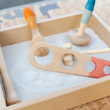 Freies Spiel: Tools – Handgefertigte, nachhaltige Holzspielzeuge in einer Box, mit detaillierten Werkzeugformen, ideal für kreatives Spiel im Innen- und Außenbereich. Hergestellt aus hochwertigem, nachhaltig geforstetem Holz aus Spanien.