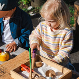 Freies Spiel: Tools – Ein Kind spielt mit einem handgefertigten Werkzeugset aus nachhaltig geforstetem Holz, ideal für Indoor- und Outdoor-Aktivitäten. Geeignet für kreatives, freies Spiel.