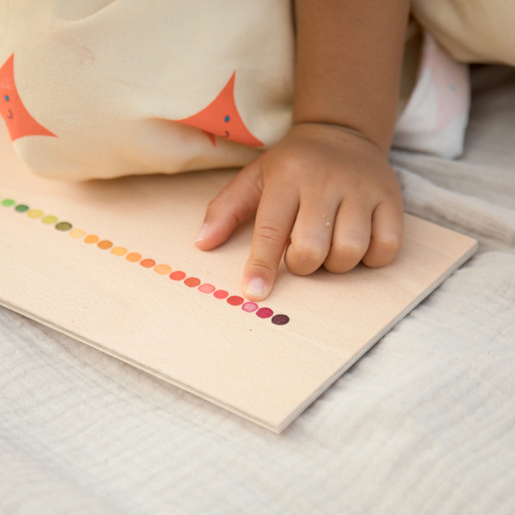 Freies Spiel: Mis and Match, ein handgefertigter Setzkasten aus nachhaltig geforstetem Holz, zeigt eine Kinderhand, die bunte Holzwürfel berührt. Ideal für kreatives, freies Spiel.