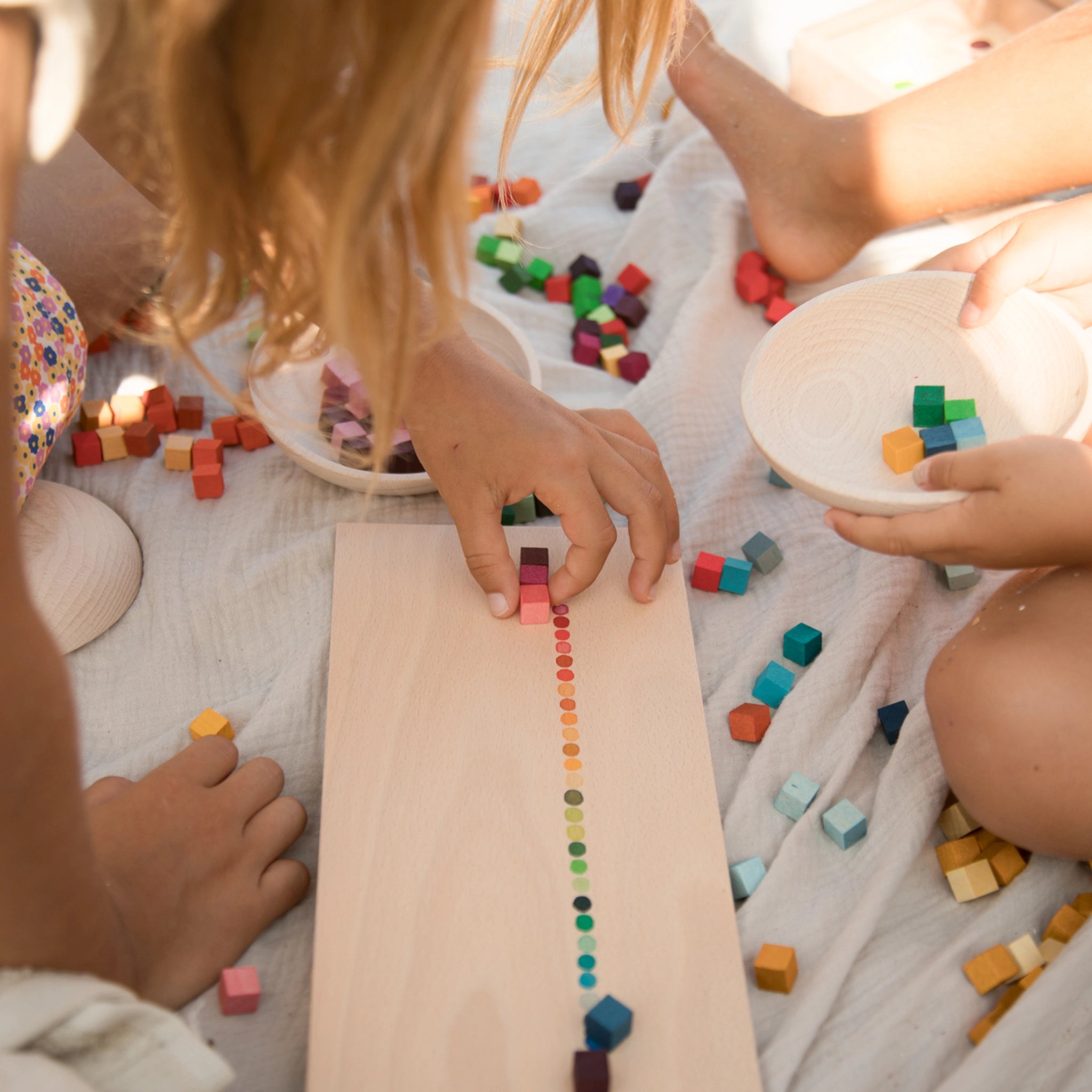 Freies Spiel: Mis and Match – Kinder spielen mit handgefertigten, nachhaltigen Holzblöcken aus Spanien. Das Set enthält über 400 bunte Würfel, ideal für kreatives, freies Spiel.