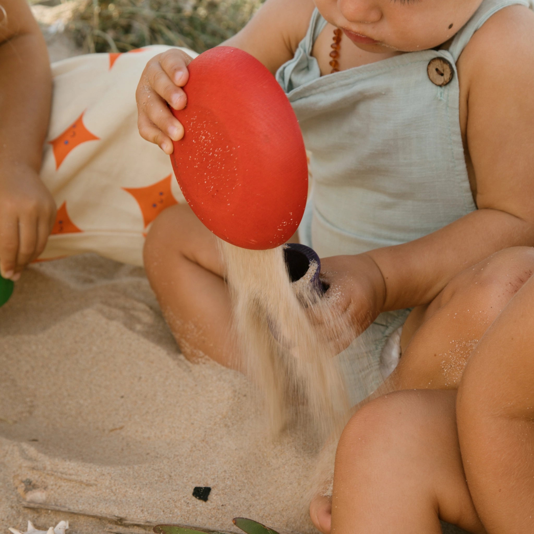 Kind spielt mit Freies Spiel: Pots aus nachhaltig geforstetem Holz, handgefertigt in Spanien. Perfekt für Indoor- und Outdoor-Spiel, steht für nachhaltige Produktion und soziale Fairness bei KLICKKLACK.