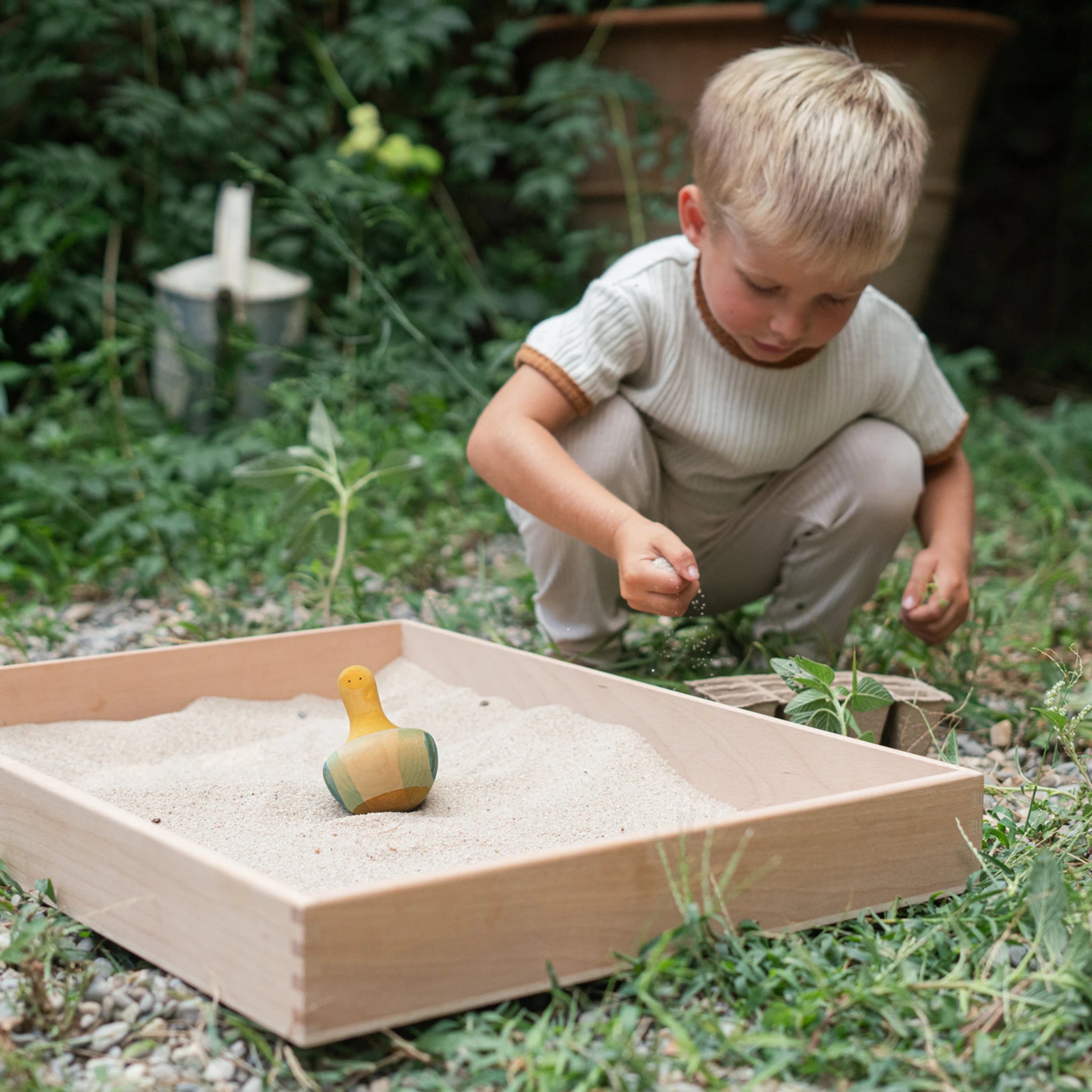 Freies Spiel: Flowing Yellow Bird aus nachhaltig geforstetem Holz, handgefertigt in Spanien. Fördert Feinmotorik und Forschergeist, präsentiert als Kreisel, Stehaufmännchen und Spielfigur für Kleinkinder.