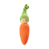 Greifling: Möhrchen, ein kleines Plüschtier mit einem Karottenkörper. Ein Puppenkopf schaut aus dem weichen grünen Hut hervor, der die Greens des Möhrchens bildet.
