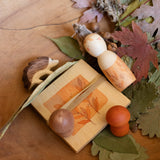 Freies Spiel: Hello autumn! zeigt ein herbstliches Ensemble aus nachhaltig gefertigtem Holz mit handbemaltem Peg-Püppchen, geschnitztem Igel, zwei Holzpilzen und getrockneten Naturmaterialien, das zum Entdecken einlädt.