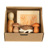 Freies Spiel: Hello autumn! zeigt eine limitierte Sommerbox mit fünf handbemalten Holzelementen: einer herbstlich bemalten Peg-Puppe, zwei Holzpilzen, einem Igel und einem Block mit Blättermotiv, gefertigt aus nachhaltig geforstetem Holz.