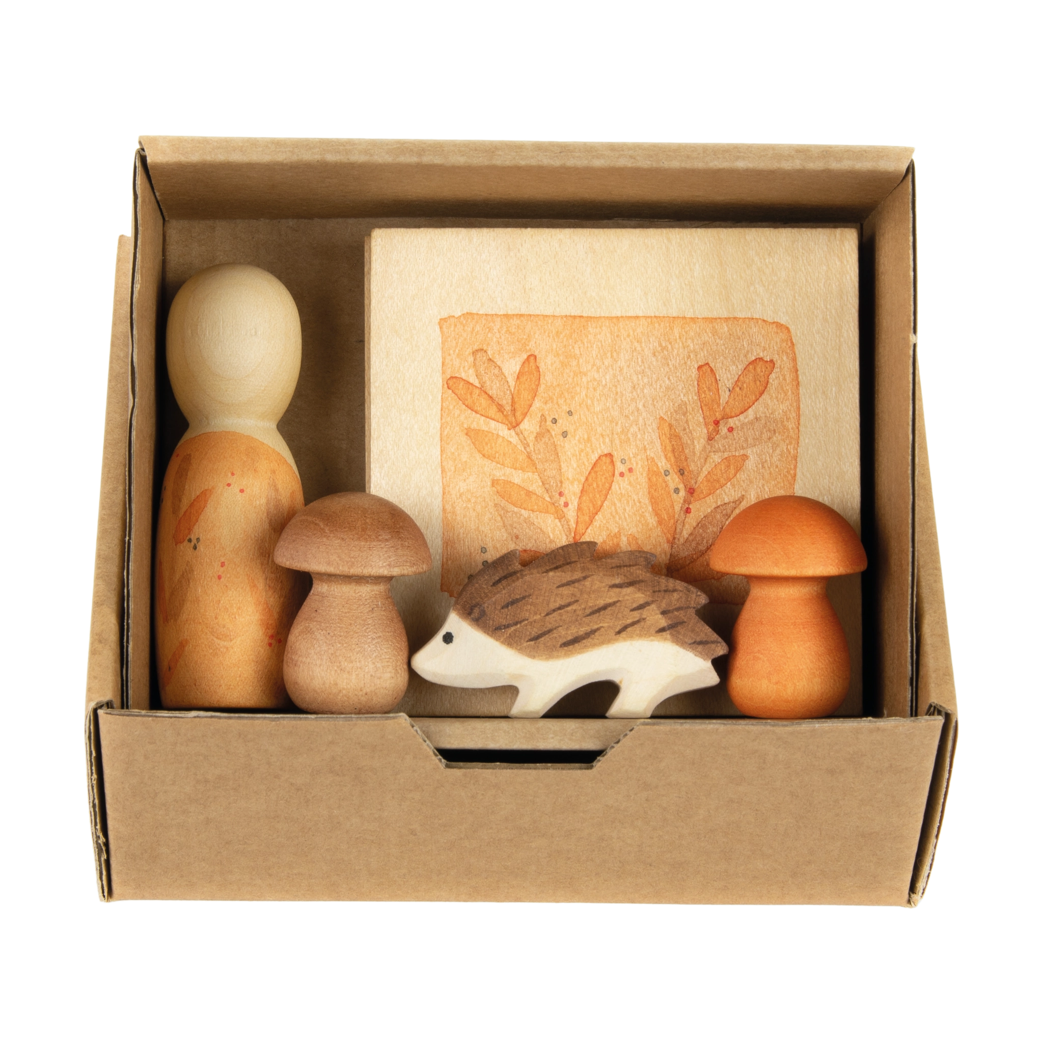 Freies Spiel: Hello autumn! zeigt eine limitierte Sommerbox mit fünf handbemalten Holzelementen: einer herbstlich bemalten Peg-Puppe, zwei Holzpilzen, einem Igel und einem Block mit Blättermotiv, gefertigt aus nachhaltig geforstetem Holz.