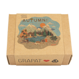Freies Spiel: Hello autumn! – Kleine Kraftpappschachtel mit Herbstszene, illustriert mit schneebedeckten Bergen, Sonnenuntergang, Tieren und Wald, Markenlogo „GRAPAT ♥“, enthält handbemalte Holzelemente. Nachhaltig gefertigt, lädt zum herbstlichen Entdecken ein.