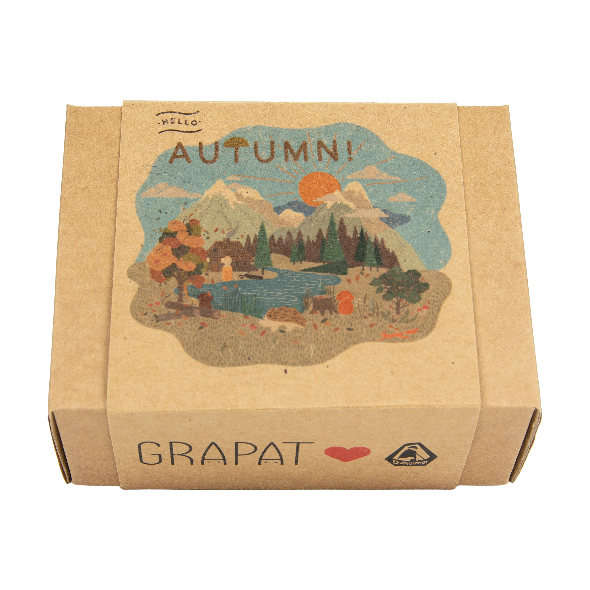 Freies Spiel: Hello autumn! – Kleine Kraftpappschachtel mit Herbstszene, illustriert mit schneebedeckten Bergen, Sonnenuntergang, Tieren und Wald, Markenlogo „GRAPAT ♥“, enthält handbemalte Holzelemente. Nachhaltig gefertigt, lädt zum herbstlichen Entdecken ein.