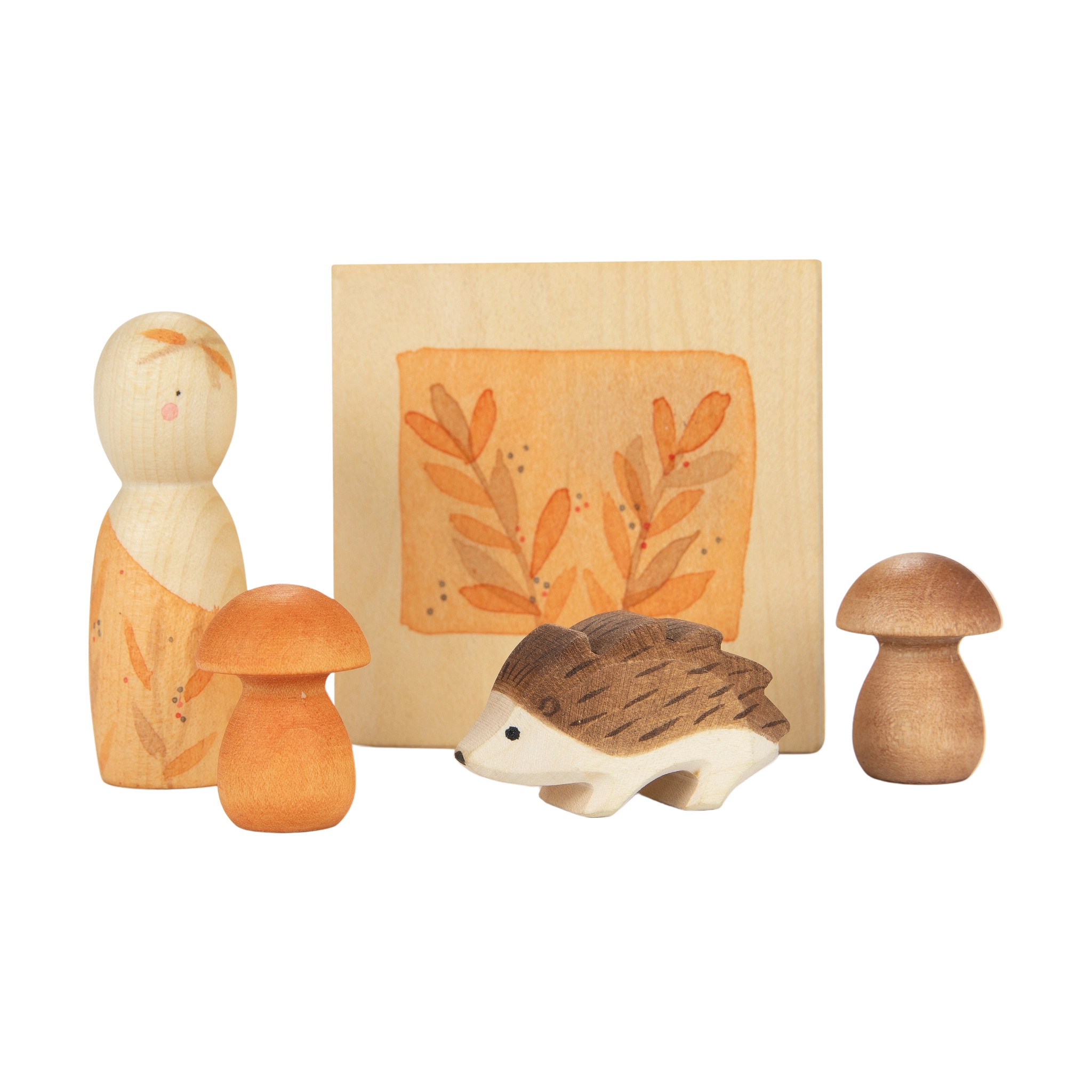 Freies Spiel: Hello autumn! – Eine Sammlung aus handbemalten Holzelementen: Peg-Puppe, zwei Pilzfiguren, ein geschnitzter Igel sowie ein herbstliches Holzbild, die zum Entdecken und Spielen einladen.