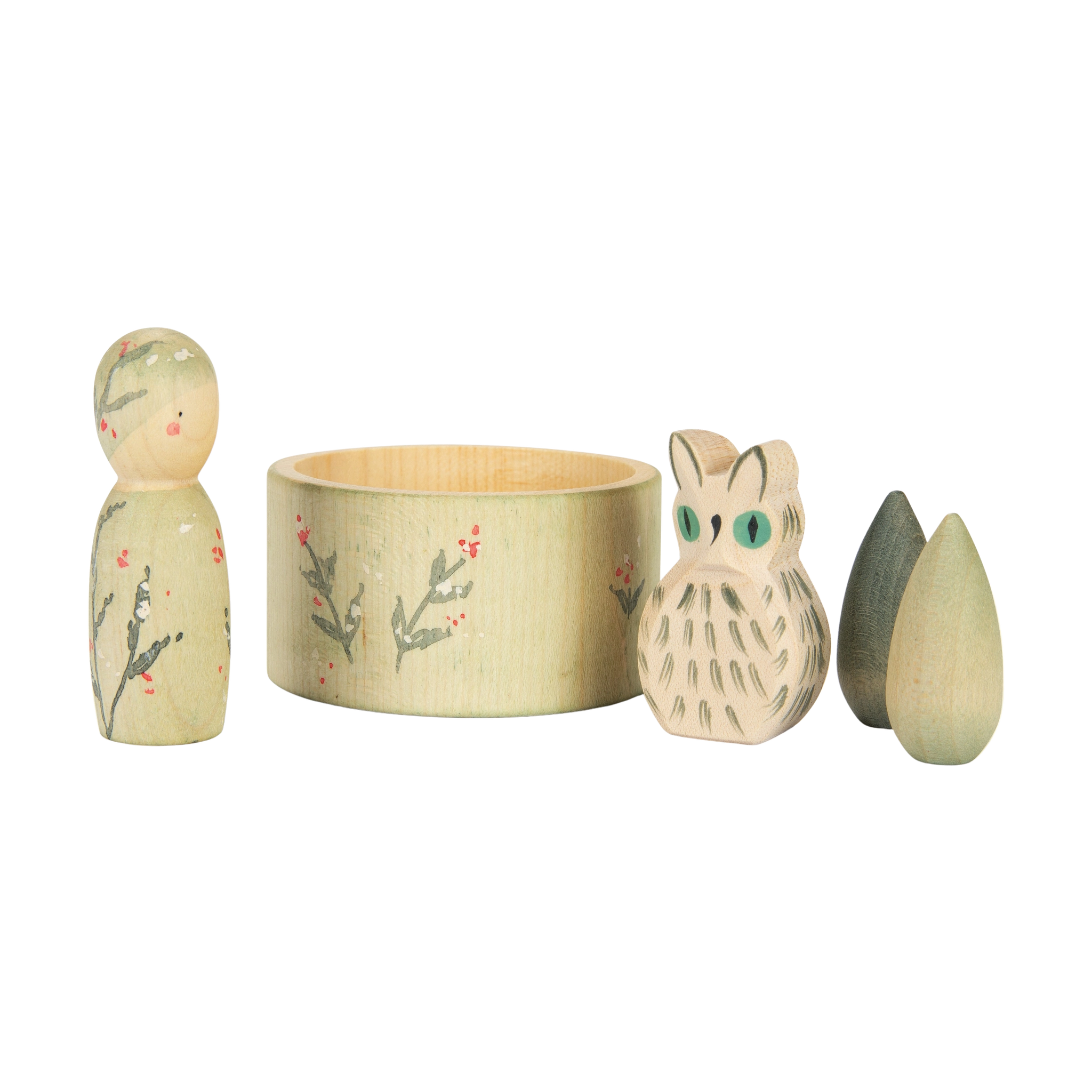 Freies Spiel: Hello winter! Holzspielset mit fünf handbemalten Elementen: grüne Schale, Blumen-Peg-Figur, Eulenfigur mit Federdetails und zwei tropfenförmigen Blöcken. Nachhaltig produziert von Grapat & Ostheimer.