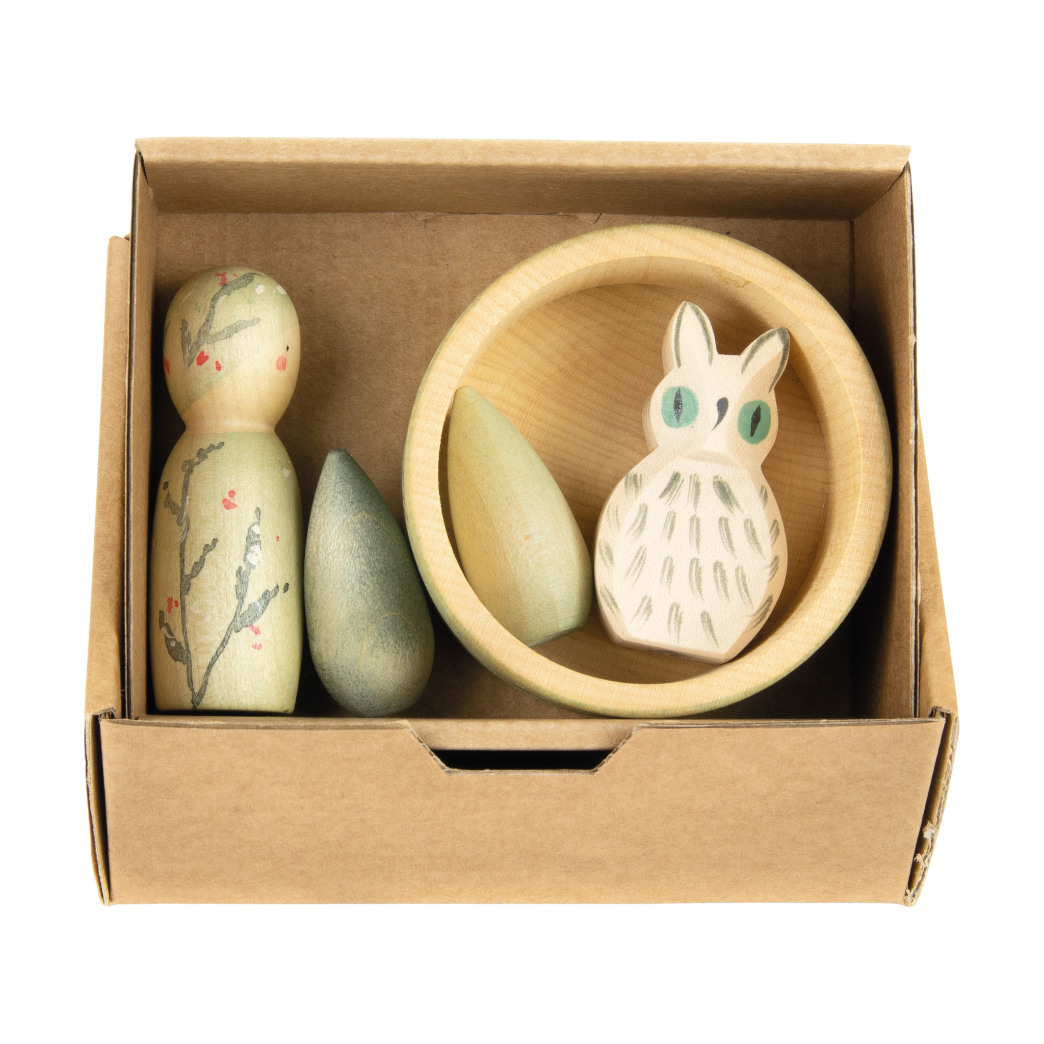 Freies Spiel: Hello Winter! zeigt ein handgefertigtes Holzspielset mit einer runden Holzfigur, zwei baumförmigen Teilen, einer flachen Eulenfigur und einer Holzschale, inspiriert von der Natur und Nachhaltigkeit.