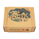 Freies Spiel: Hello Winter! - Kleine, nachhaltige Winterbox von Grapat, verziert mit einer Märchenlandschaft aus Schneebergen und nächtlichem Himmel, enthält 5 handbemalte Holzelemente. Perfekt für winterliche Entdeckungen.