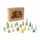 Freies Spiel: Forest Tree Spielset zeigt eine Sammlung stilisierter Holzbäume in verschiedenen Formen, liebevoll bemalt mit Blättern und Blütenmustern, präsentiert in einer schlichten Kartonverpackung mit Waldmotiv.