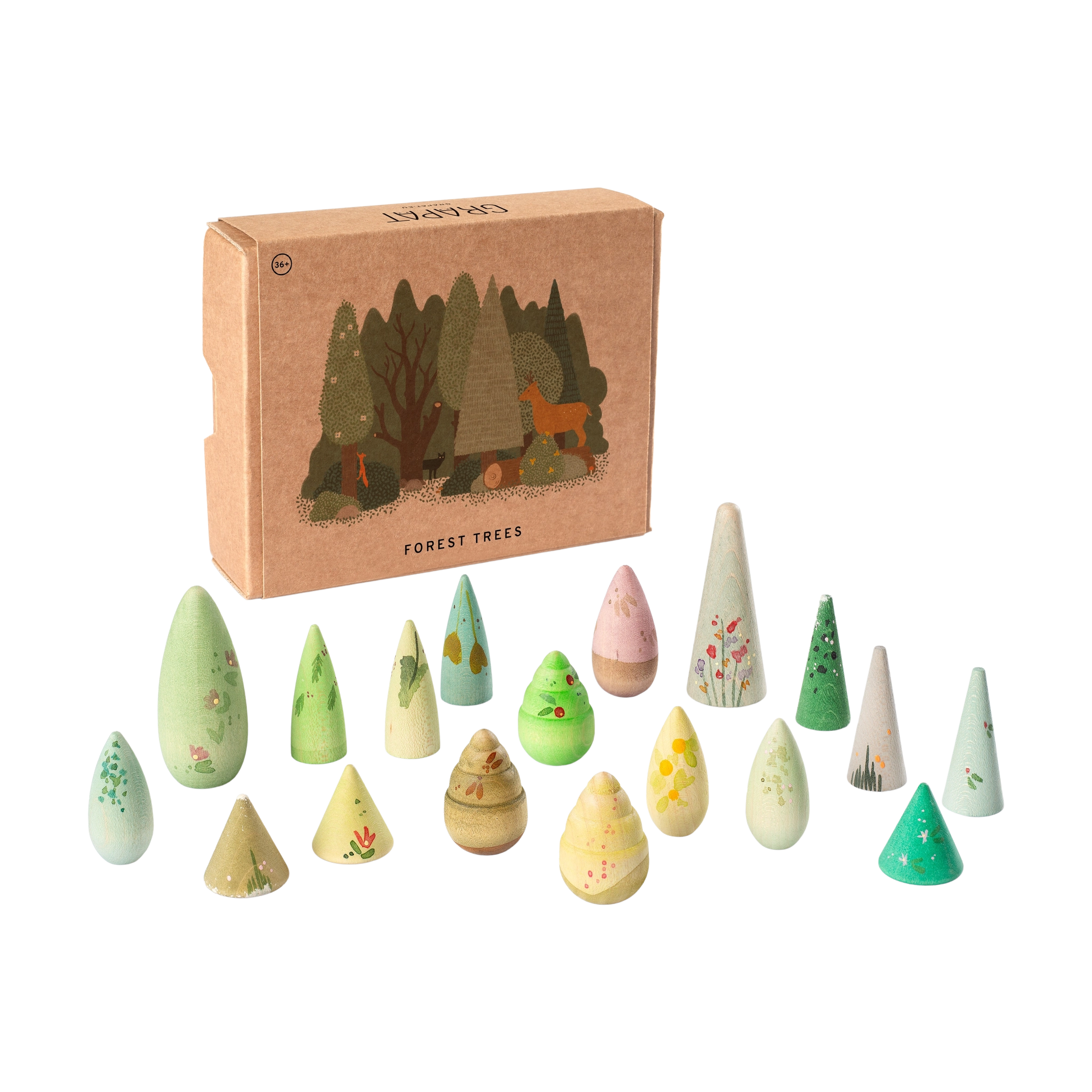 Freies Spiel: Forest Tree Spielset zeigt eine Sammlung stilisierter Holzbäume in verschiedenen Formen, liebevoll bemalt mit Blättern und Blütenmustern, präsentiert in einer schlichten Kartonverpackung mit Waldmotiv.