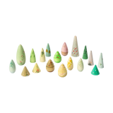 Freies Spiel: Forest Tree, kleine konische Objekte in sanften Pastelltönen, verziert mit floralen Mustern, erinnern an kreative Badebomben. Nachhaltig produziert, verkörpern sie KLICKKLACKs ästhetischen und modernen Designanspruch.