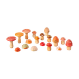 Freies Spiel: Mushroom Grove zeigt eine Sammlung handbemalter Holzpilze in verschiedenen Formen und Größen, ideal als dekoratives Element oder Bastelzubehör, passend zum nachhaltigen und ästhetischen Ansatz von KLICKKLACK.