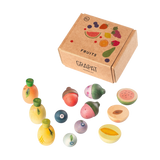 Freies Spiel: Fruits von Grapat, ein handgefertigtes Holzspielset, enthält liebevoll bemalte Fruchtstücke wie Melone, Orange, Birne und mehr in einem Karton mit GRAPAT und FRUITS Aufschrift.