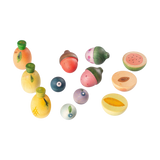 Freies Spiel: Fruits, ein Set aus handbemalten Holzspielstücken, darunter Blaubeeren, Ananas, Birnenformen und halbe Früchte wie Wassermelone, ideal für kreatives Spielen und nachhaltiges Lernen.