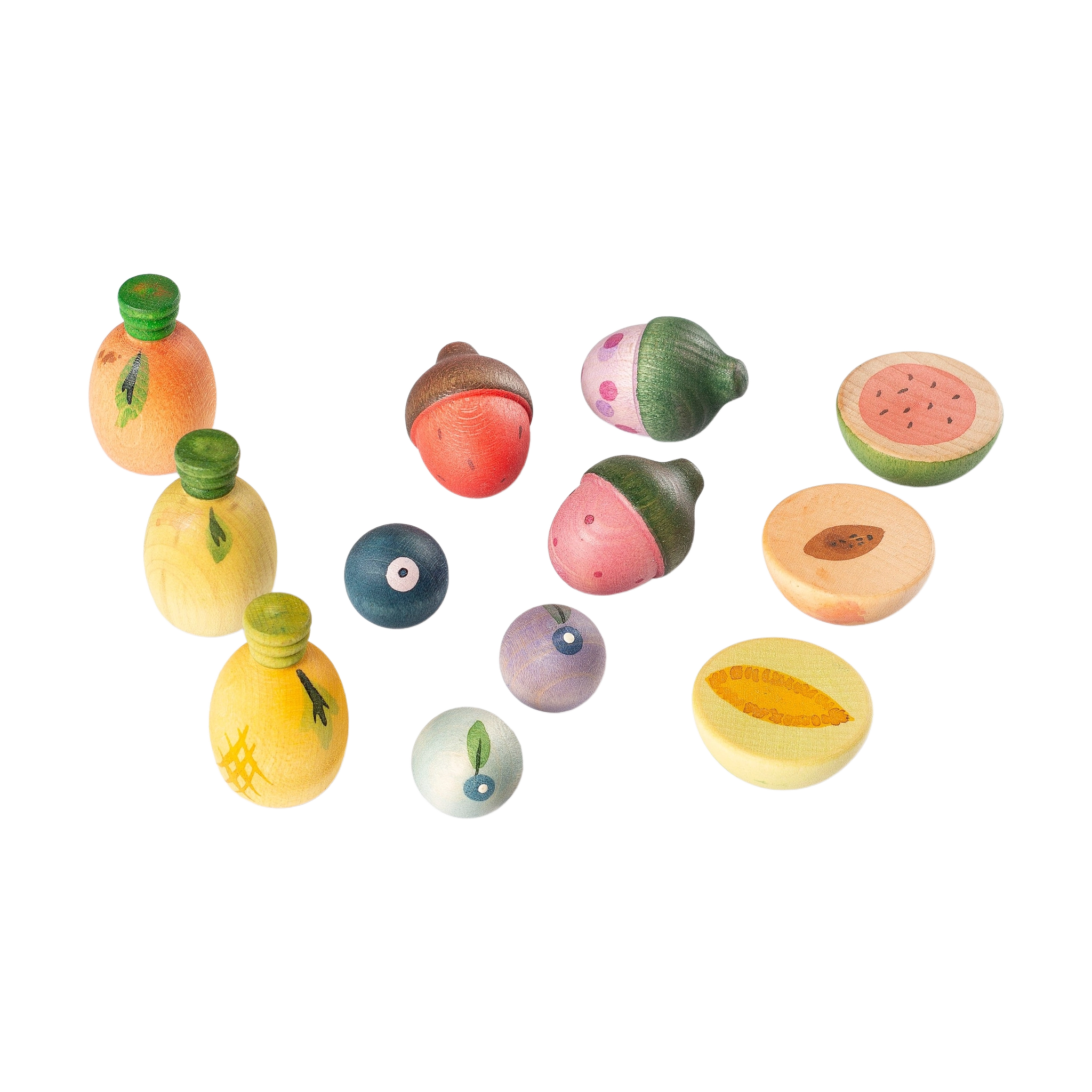 Freies Spiel: Fruits, ein Set aus handbemalten Holzspielstücken, darunter Blaubeeren, Ananas, Birnenformen und halbe Früchte wie Wassermelone, ideal für kreatives Spielen und nachhaltiges Lernen.