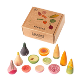 Freies Spiel: Veggies von Grapat zeigt eine kleine Schachtel mit der Aufschrift VEGGIES und farbenfrohe Holzspielzeuge in Gemüseformen, ideal für kreatives, sensorisches Spielen, perfekt abgestimmt auf KLICKKLACKs nachhaltige, ästhetische Produktpalette.