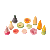 Freies Spiel: Veggies, eine Sammlung aus handbemalten Holzstücken, die halbierte Früchte und Gemüse wie Feigen, Avocados, Kürbisse und Tomaten darstellen, ideal für Montessori-Spielküchen bei KLICKKLACK.