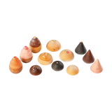 Freies Spiel: Bakes – Handbemalte, konische und kuppelförmige Holzteile mit Streuseln und Mustern, die an Miniaturkuchen erinnern. Nachhaltiges, ästhetisches Design von KLICKKLACK.