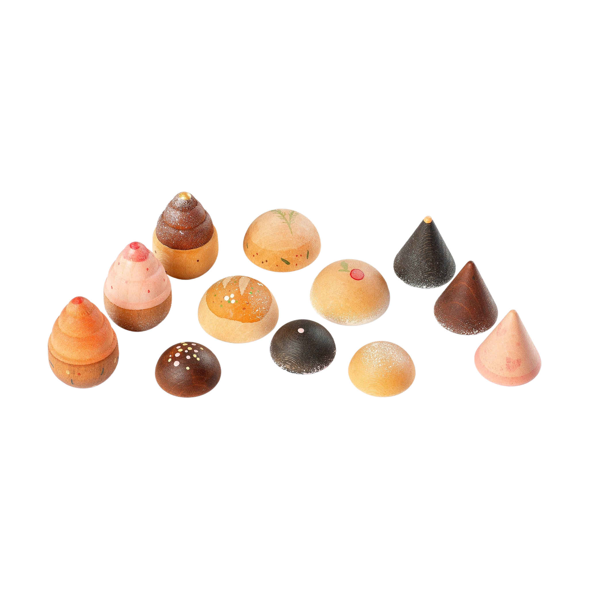 Freies Spiel: Bakes – Handbemalte, konische und kuppelförmige Holzteile mit Streuseln und Mustern, die an Miniaturkuchen erinnern. Nachhaltiges, ästhetisches Design von KLICKKLACK.