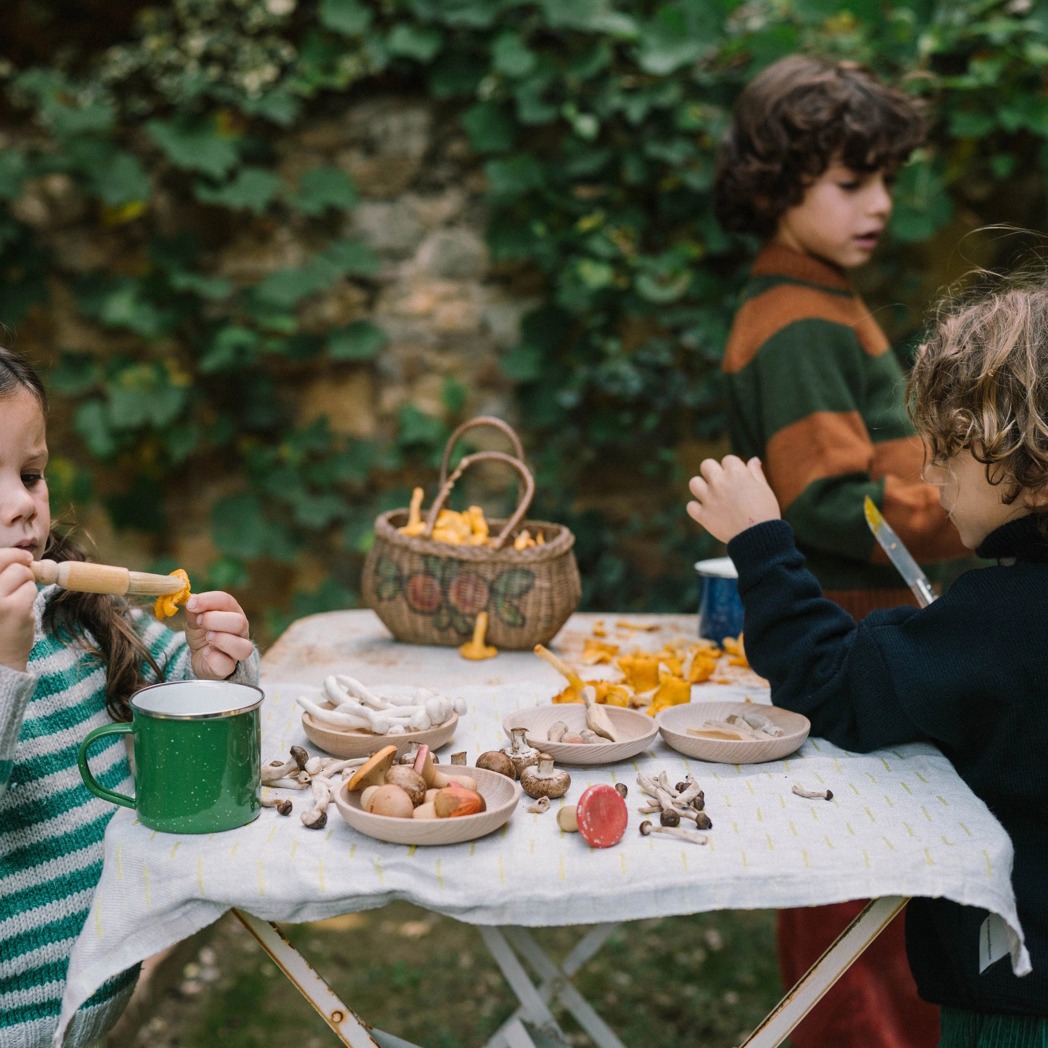Drei Kinder spielen mit Pilzen am Tisch; Freies Spiel: Forest Tree inspiriert zu kreativem Entdecken und nachhaltigem Lernen.