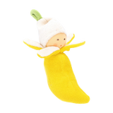 Greifling: Banane – Ein weiches Spielzeug in Form einer Banane, dessen gelbe Schale einen entzückenden Puppenkopf enthüllt, der die innere Schale als Hut trägt. Ideal für nachhaltige Freude von KLICKKLACK.