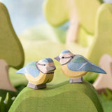 Zwei handbemalte Holztier: Blaumeise-Figuren aus massivem Ahornholz, liebevoll gestaltet in einem kreativen Rollenspiel-Setting, ideal für Kinder und kombinierbar mit anderen Ostheimer Holzfiguren.