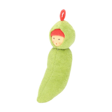 Greifling: Bohni, ein kleines Plüschspielzeug in Form einer grünen Erbsenschote, aus flauschigem Stoff. Ein Puppenkopf schaut aus der Schote heraus, mit einer roten Schlaufe oben.