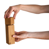 Nahaufnahme der Salzmühle, handgefertigt aus heimischem Eichenholz, veredelt mit Spezialbioöl. Sichtbarer Teil des Schweizer Präzisionsmahlwerks, ein ideales Geschenk für Designliebhaber und Nachhaltigkeitsfans.