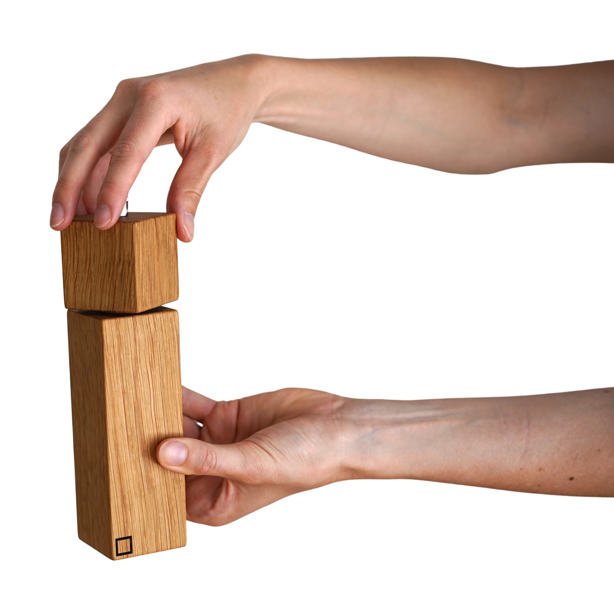 Nahaufnahme der Salzmühle, handgefertigt aus heimischem Eichenholz, veredelt mit Spezialbioöl. Sichtbarer Teil des Schweizer Präzisionsmahlwerks, ein ideales Geschenk für Designliebhaber und Nachhaltigkeitsfans.