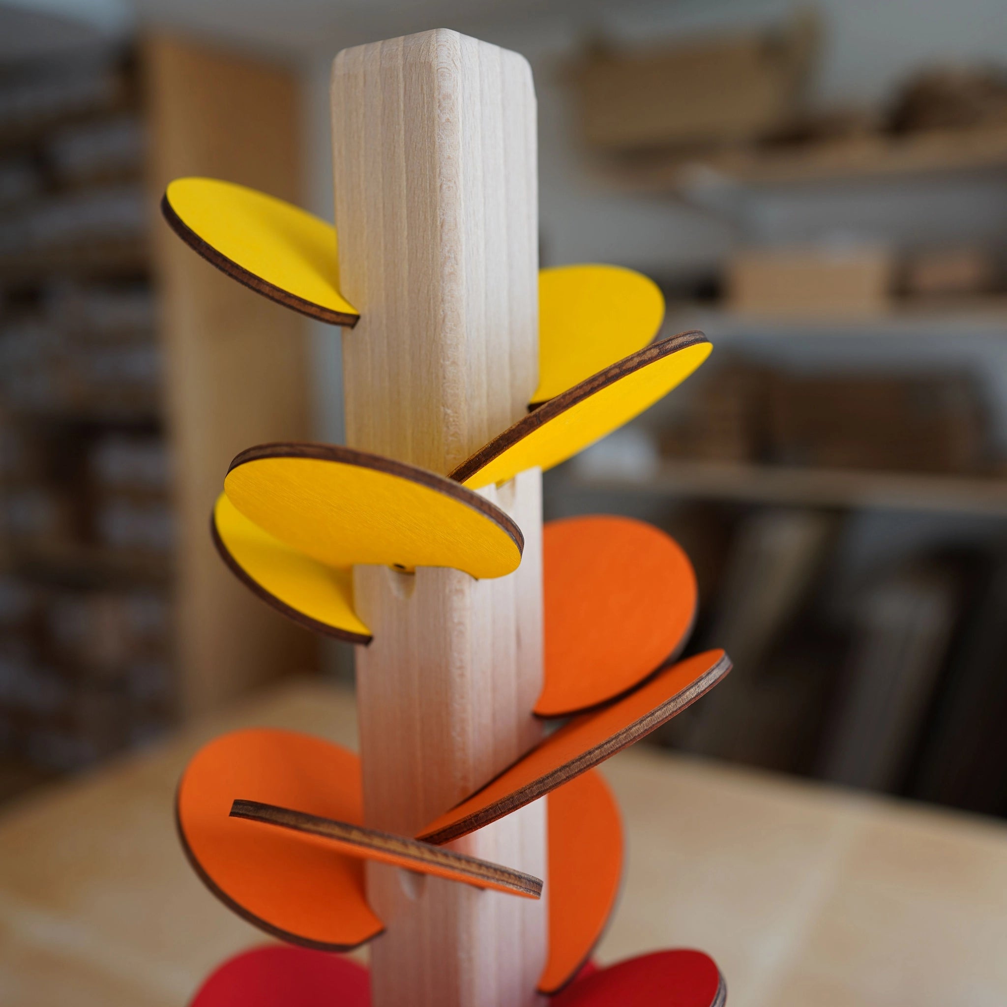 Der Klangbaum, ein dekoratives Tischobjekt aus glattem Buchenholz, mit spiralförmig angeordneten, farbigen Holzscheiben, lässt Murmeln sanft herabrollen und erzeugt einen zauberhaften Klang. Hergestellt in Österreich.
