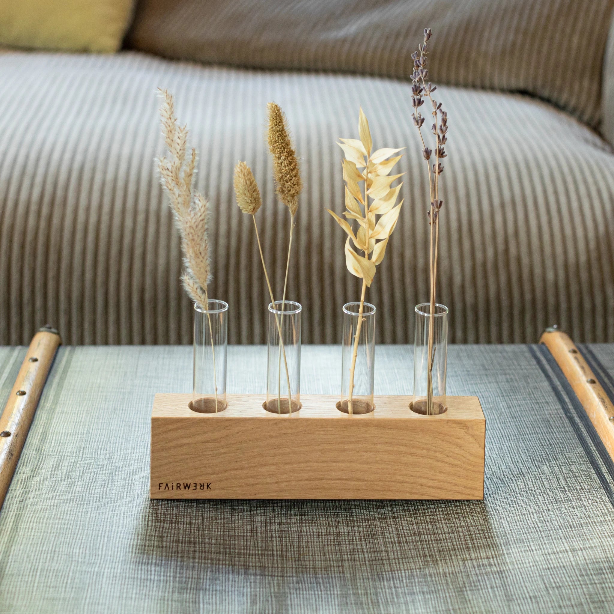 Holzvase mit Trockenblumen in einer Wohnszene