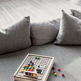 Kugelgrips auf einem Sofa in einer Spielszene