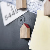 Magnethäuschen mit Karten und Notizzettel im Hochformat