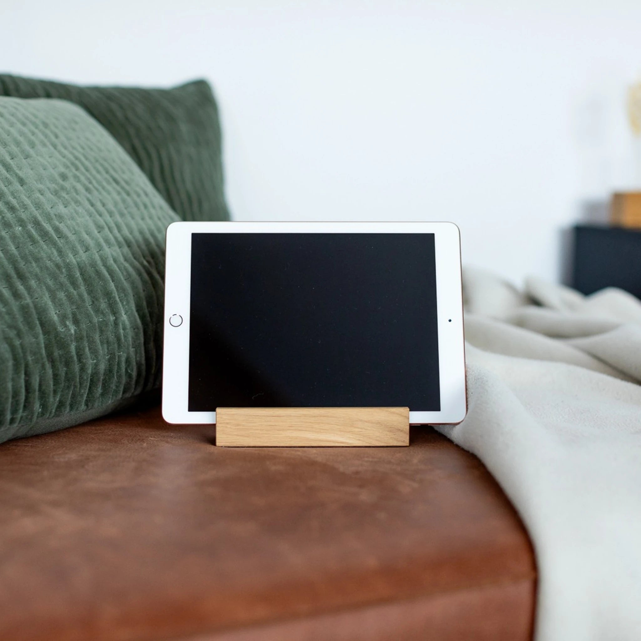 Tablethalter auf einem Sofa aus weiterer Perspektive