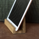 Tablethalter auf einem Sofa in Detailansicht