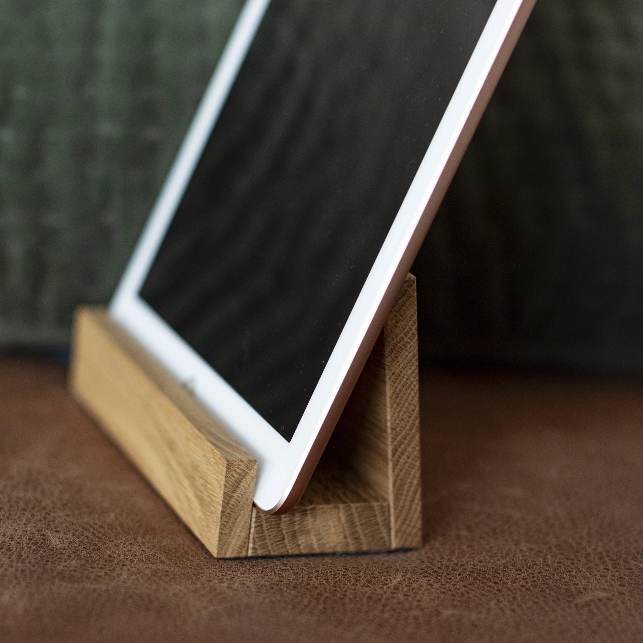Tablethalter auf einem Sofa in Detailansicht