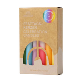Steckfigur: Dip-Dye Regenbogen Festtags-Kerzen in bunter Verpackung mit Fenster, zeigt 12 handgetauchte Kerzen aus 10% Bienenwachs, ideal für festliche Tischdekoration, nachhaltig in Deutschland gefertigt.