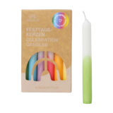 Steckfigur: Dip-Dye Regenbogen Festtags-Kerzen in einer kleinen, offenen Kraftpapierbox mit 12 handgedippten Kerzen in bunten Farben, inklusive einer weißen und hellgrünen Kerze, hergestellt in Deutschland.