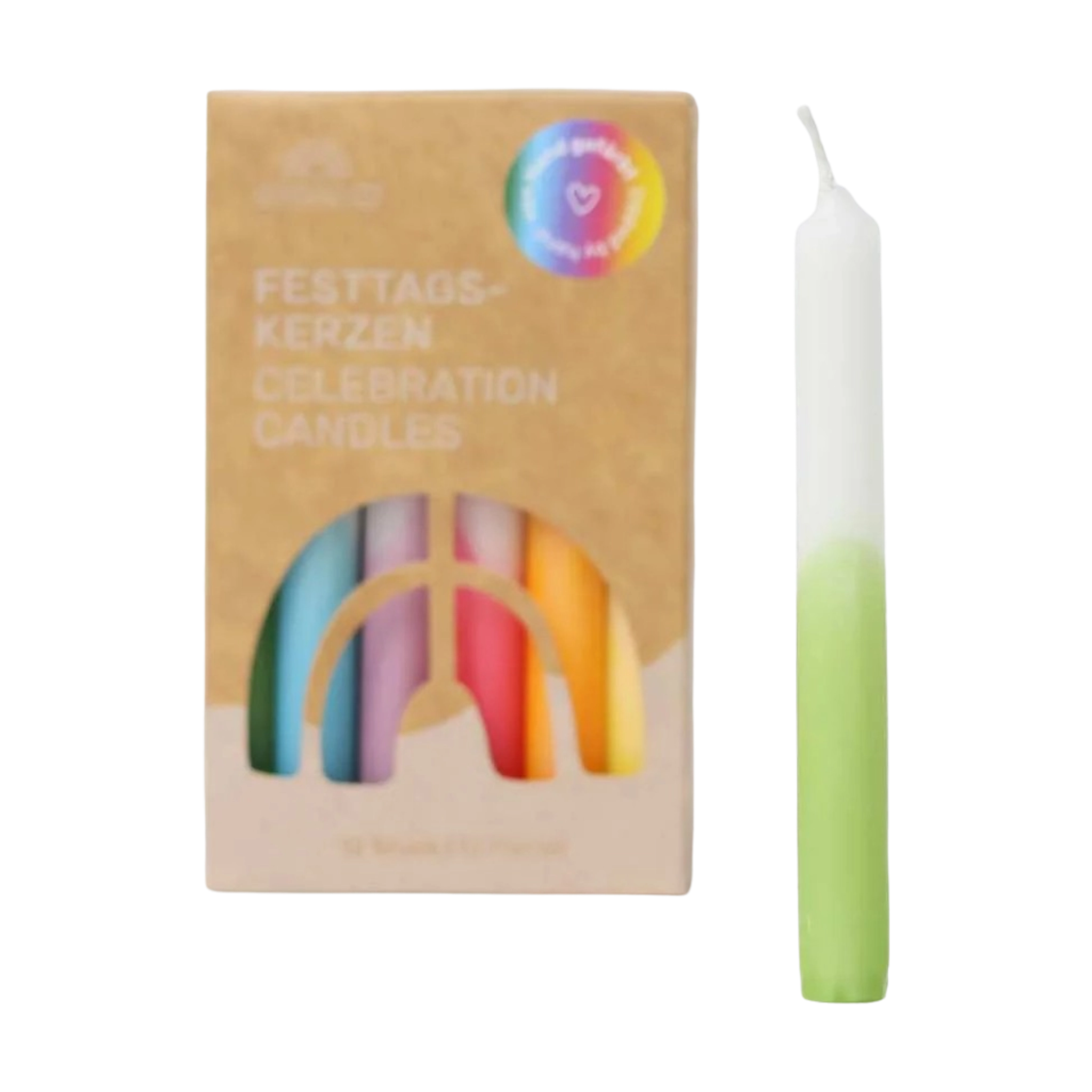 Steckfigur: Dip-Dye Regenbogen Festtags-Kerzen in einer kleinen, offenen Kraftpapierbox mit 12 handgedippten Kerzen in bunten Farben, inklusive einer weißen und hellgrünen Kerze, hergestellt in Deutschland.