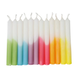 Steckfigur: Dip-Dye Regenbogen Festtags-Kerzen, eine Reihe von weißen Tafelkerzen mit farbigen Basen in einem sanften Farbverlauf, ideal zur Dekoration von Festtagstischen, hergestellt in einer deutschen Manufaktur.