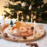 Freies Spiel: Festtagsspirale natur präsentiert eine spiralförmige Anordnung aus hellem Holz mit Kerzenhaltern und dekorativen Elementen wie Engel und Baum, ideal für stimmungsvolle, nachhaltige Tischdekoration, hergestellt in Deutschland.