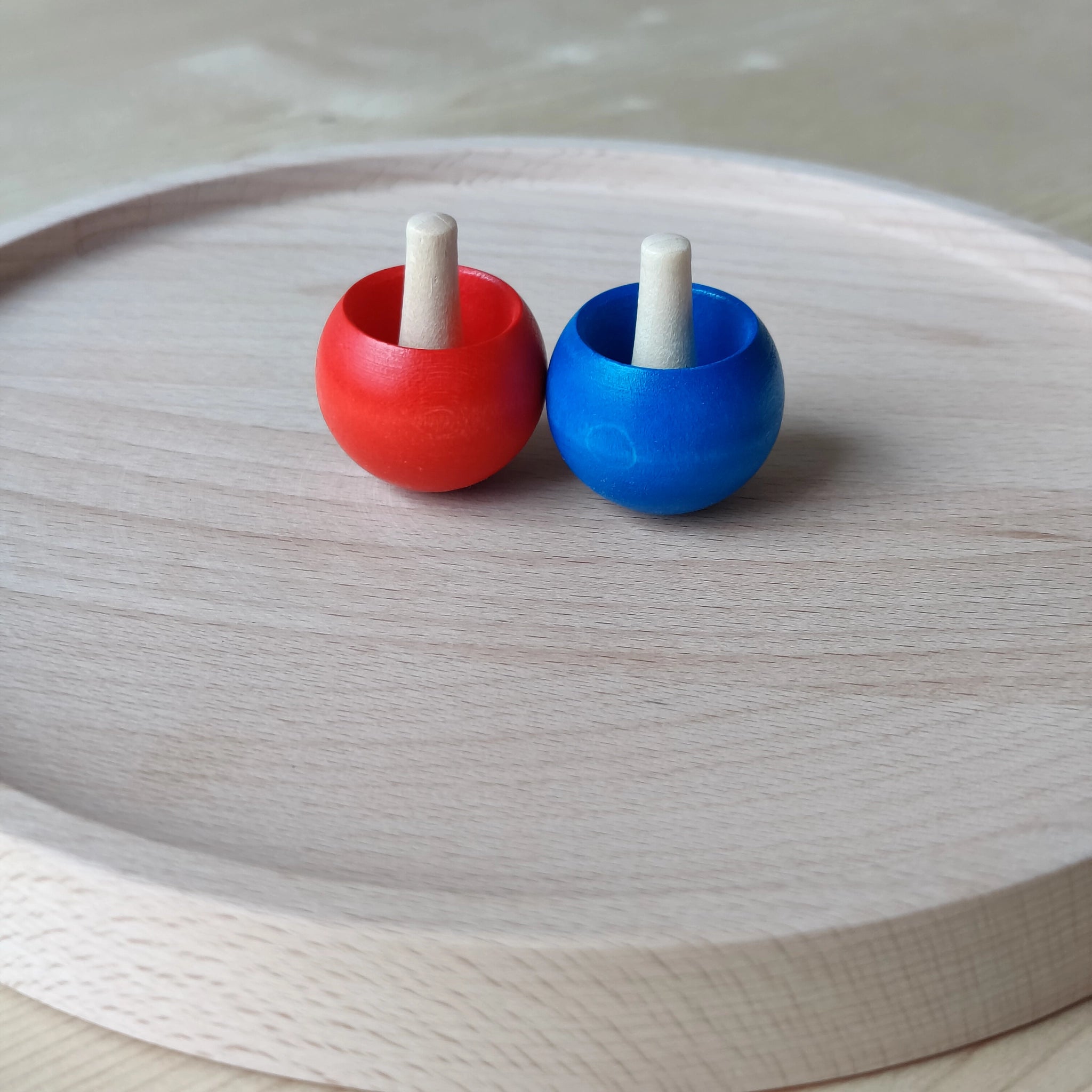 Kreiselteller aus massivem Buchenholz mit erhöhtem Rand, um das Wegrollen zu verhindern. Hergestellt in einem deutschen Familienbetrieb, steht er für nachhaltige Produktion und modernes Design, passend zur KLICKKLACK-Philosophie.