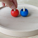 Nahaufnahme des Kreiseltellers aus massivem Buchenholz mit erhöhtem Rand, der das Wegrollen der Holzkreisel verhindert. Ideal zum Spielen, hergestellt in einem deutschen Familienbetrieb, repräsentiert KLICKKLACKs ästhetische und nachhaltige Philosophie.