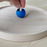 Kreiselteller aus massivem Buchenholz, mit erhöhtem Rand, um Holzkreisel sicher zu halten. Hergestellt in Deutschland, verbindet er Nachhaltigkeit und Design, passend zur modernen Ästhetik von KLICKKLACK.