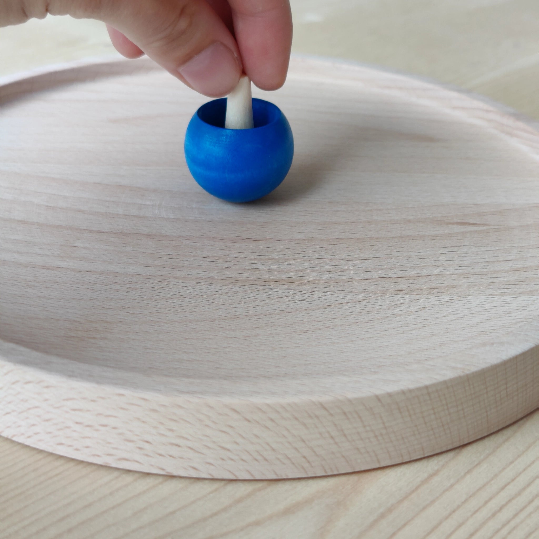 Kreiselteller aus massivem Buchenholz, mit erhöhtem Rand, um Holzkreisel sicher zu halten. Hergestellt in Deutschland, verbindet er Nachhaltigkeit und Design, passend zur modernen Ästhetik von KLICKKLACK.